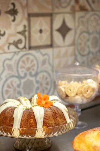 a cake on a plate with a flower on top at Hotel Águas Lindas in Itamonte