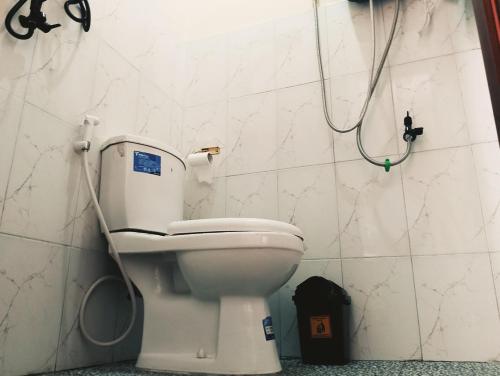 Ένα μπάνιο στο Adi & Oka Guest House