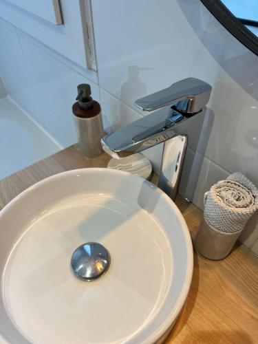 d'une salle de bains avec des toilettes blanches. dans l'établissement Le Bellevue - T3 - Gare & Les Jardins Darcy - Parking Free, à Dijon