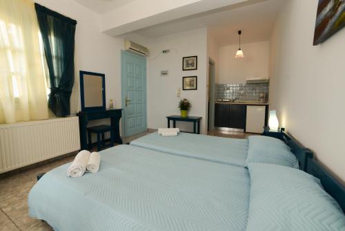 Cama o camas de una habitación en Hotel Dina - Ξενοδοχείο Ντινα