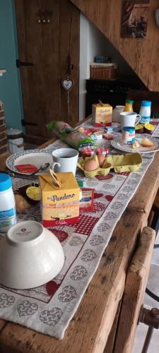 Avenay-Val-dʼOrにあるLe Percheronの食卓布付テーブル