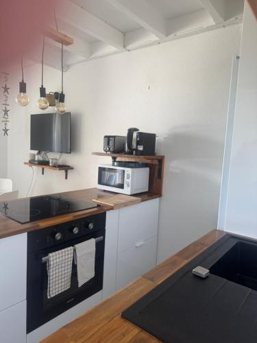 Kuchyň nebo kuchyňský kout v ubytování Duplex vue mer - piscine - 5 min des plages