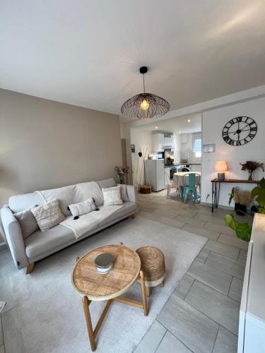 un salon avec un canapé et une table dans l'établissement Le Bellevue - T3 - Gare & Les Jardins Darcy - Parking Free, à Dijon