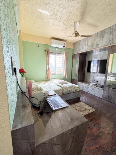 a room with a bed and a desk in it at Visla Stay Service Apartment near DLF Newtown in Bengaluru