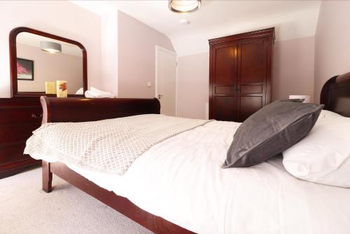 a bedroom with a bed with a large mirror at An Teach Ban in Bunclody