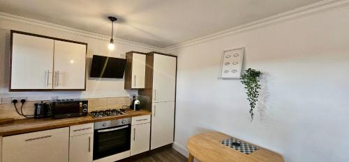 Cucina o angolo cottura di Thompson Apartments by Switchback Stays