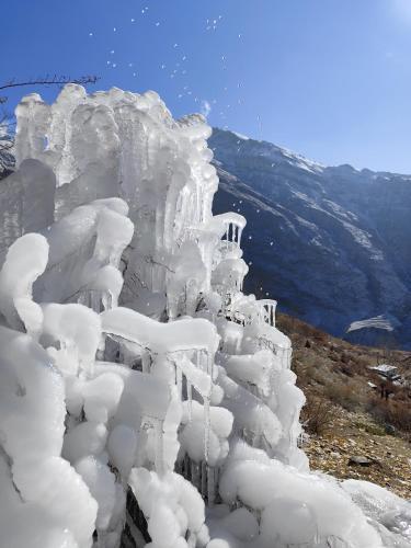 an ice fence is covered in snow on a mountain at Himalayan lap homestay in Tāndi