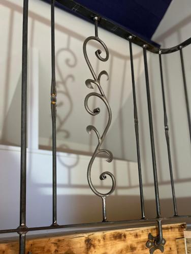 une barre métallique sur un escalier dans l'établissement Les Cottages d'Orient Gite Boutique, à Mesnil-Saint-Père
