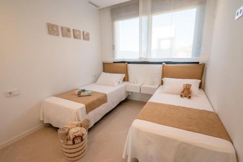 une chambre avec deux lits et une fenêtre dans l'établissement BENIDORM Amber Stay, à Finestrat