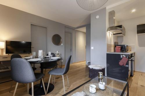 une salle à manger et un salon avec une table et des chaises dans l'établissement Le Farniente - Central - Chaleureux, à Megève