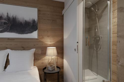 - une chambre avec une douche et un lit dans l'établissement Le Farniente - Central - Chaleureux, à Megève