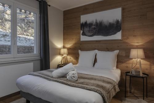 une chambre avec un lit et deux lampes et une fenêtre dans l'établissement Le Farniente - Central - Chaleureux, à Megève