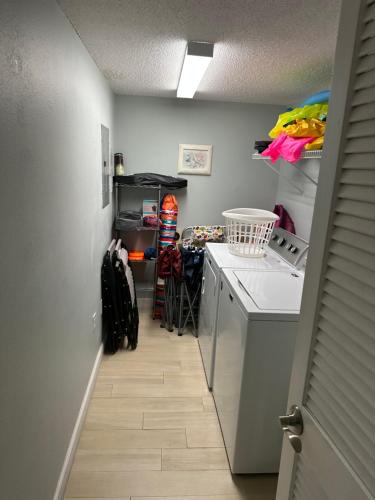 Η κουζίνα ή μικρή κουζίνα στο Sea Oats 401 - Beautiful 2 Bed 2 Bath Ocean Front Corner Unit - Prime Location!