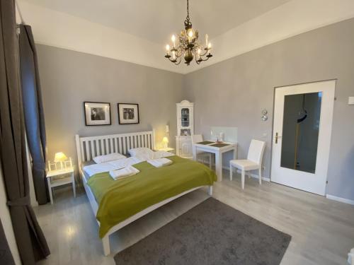 Postel nebo postele na pokoji v ubytování Seeblickperle in Gmunden Zentrum, Hauptplatz