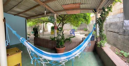 a hammock on the back of a patio at Casa aconchegante em Barra de Caravelas in Caravellas
