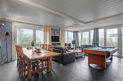 una sala de estar con una mesa de ping pong en Vakantiehuis Rumah Kami - Julianadorp aan Zee, en Julianadorp
