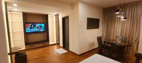 Hotel Grand Residenceにあるテレビまたはエンターテインメントセンター