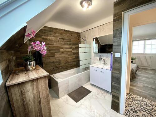 une salle de bain avec un lavabo, une baignoire et des toilettes dans l'établissement Maison Renovée Plomelin - Countryside and Beaches, à Plomelin