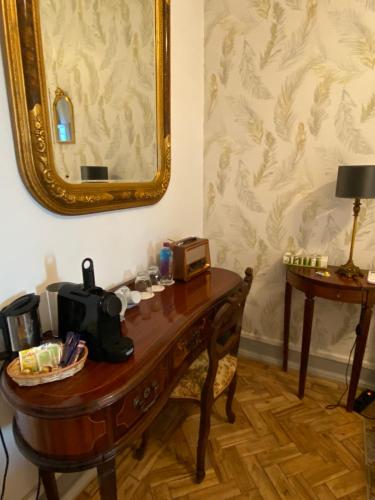 a mirror and a table with a camera on it at Pátio da Villa - Coruche Boutique Guest House in Coruche