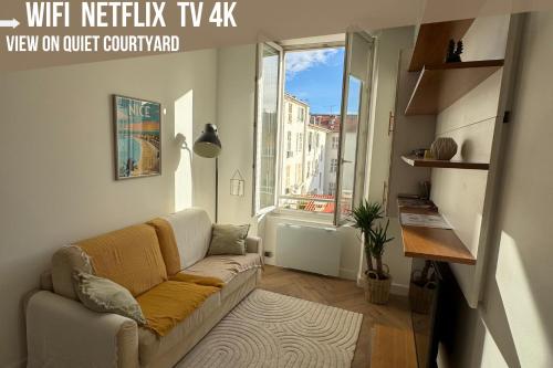 un salon avec un canapé et une fenêtre dans l'établissement Cosy Cocoon Place Massena, à Nice