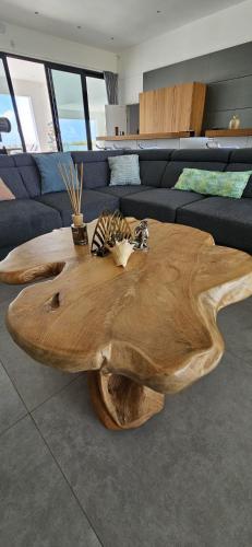a wooden coffee table made out of a large tree stump at Villa met zeezicht & infinitypool Jan Thiel Curacao in Jan Thiel