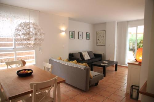 Luxury 2 bed apartment near beach & Port