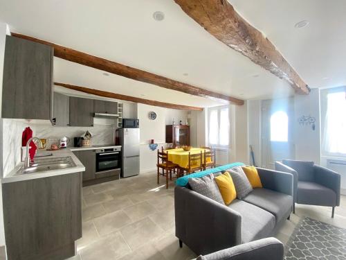 un salon avec un canapé et une cuisine dans l'établissement Coucher de soleil - Maison familiale tout confort au cœur d'Ault - Mer, à Ault