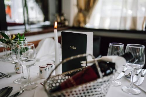 a table with wine glasses and a basket with a candle at Hotel Montjola Nova in Schruns-Tschagguns