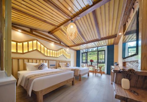 HanqiyuFenglin Woodhouse B&B in Wulingyuan District, Zhangjiajie的一间带大床的卧室，房间有木质天花板