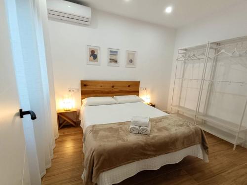 ein Schlafzimmer mit einem großen weißen Bett und einem Fenster in der Unterkunft Casita El Lagar in Estepona