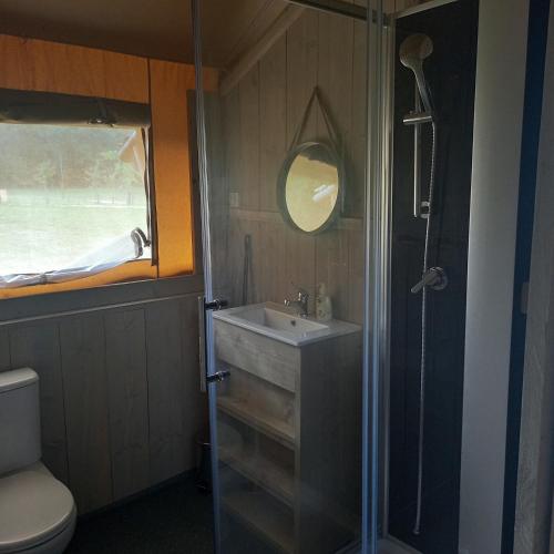 une salle de bain avec un lavabo et une douche dans l'établissement SAFARI LODGE MONPAZIER en pleine nature, à Saint-Cassien
