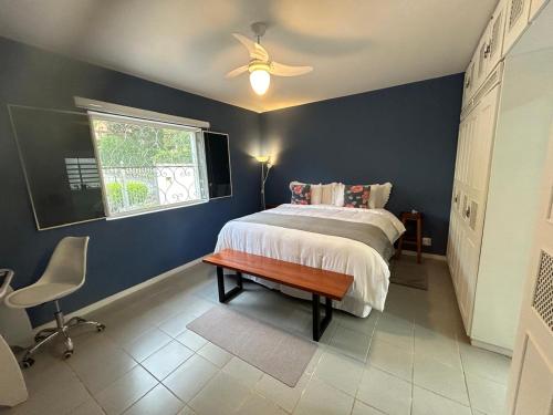 Giường trong phòng chung tại Suíte espaçosa em bairro bem localizado
