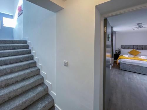 Postel nebo postele na pokoji v ubytování Luxury studio apartment by the station