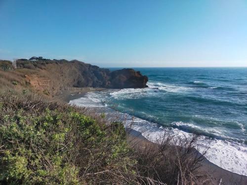 Elle offre une vue sur l'océan et le littoral rocheux. dans l'établissement Studio vacances Cap d 'Agde, au Cap d'Agde