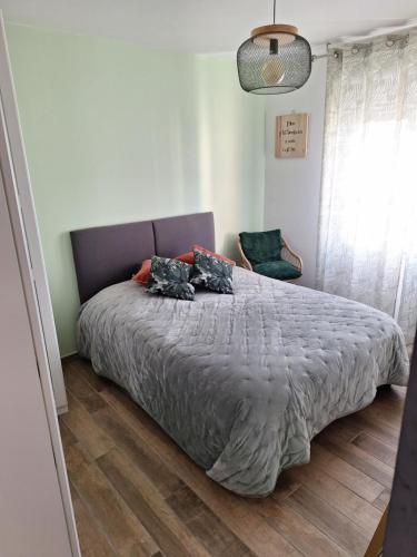 une chambre avec un lit avec deux oreillers dessus dans l'établissement Parc de la roseraie, à Marseille