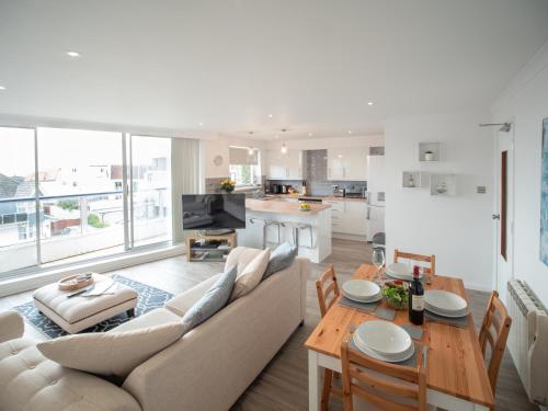 a living room with a couch and a table at Stunning 2 bed & 2 bath, Seaview, pets welcome! in Southbourne