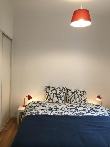 une chambre avec un lit avec une couette bleue dans l'établissement Maison bord de mer climatisée La Capte , Hyères, à Hyères