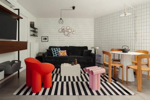 un salon avec un canapé, une table et des chaises dans l'établissement My Maison In Paris - Sentier, à Paris