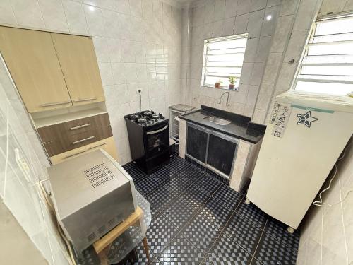 Una vista aérea de una cocina con estufa. en Pie en la arena de la playa Tupi, en Samaritá