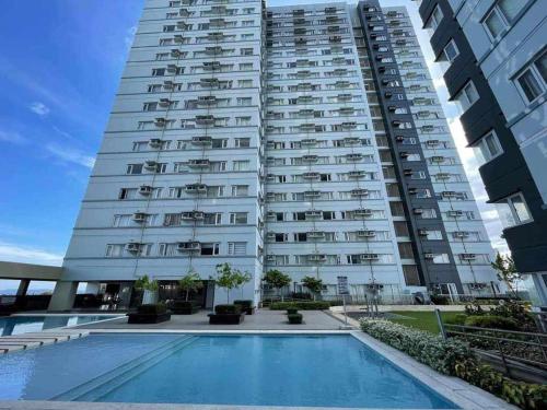 un gran edificio de apartamentos con piscina en 2-BR Condo at the heart of the city, en Davao City
