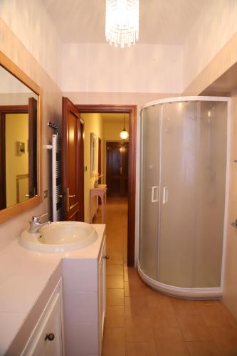 une salle de bain avec un lavabo et une douche en verre dans l'établissement La casa di Federica, à Marciana Marina