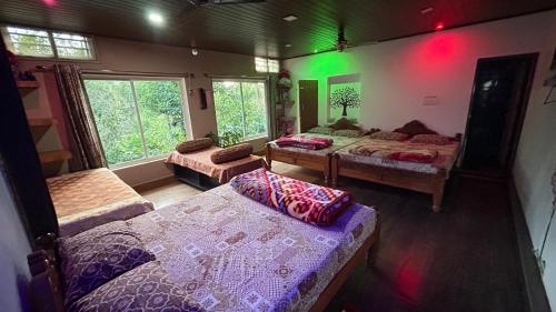 Postel nebo postele na pokoji v ubytování Doddakallu Betta Homestay Coorg