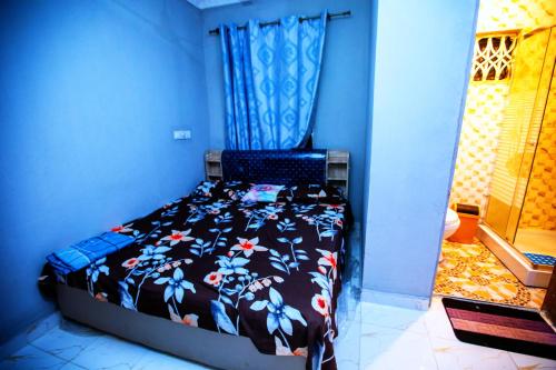 Tempat tidur dalam kamar di Mike's B&B
