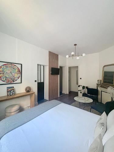 So Guest, Clou dans le fer, modern suite near cathedral