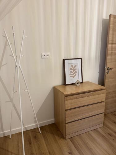 a room with a dresser with a picture and a tripod at Hortense in Étaples