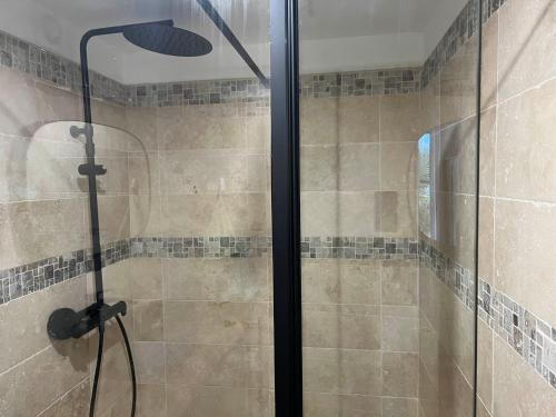 une douche avec une porte vitrée dans une salle de bain dans l'établissement F1 Moderne avec Piscine privée et Vue sur le Garlaban, à Aubagne