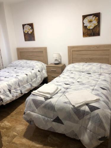 two beds sitting next to each other in a bedroom at La Gloria in Guadix