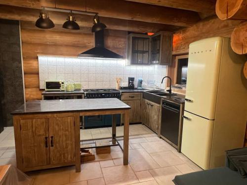 Kuchyň nebo kuchyňský kout v ubytování Wood log chalet