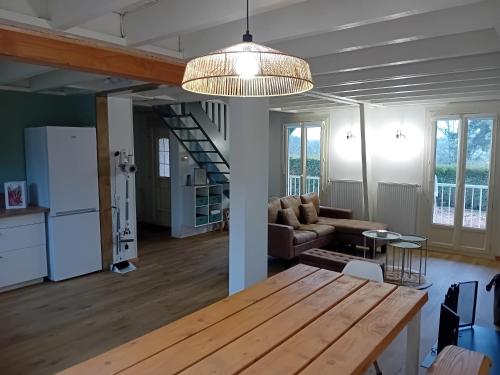 un salon avec une table et un canapé dans l'établissement Gîte Evasion Corrézienne, à Seilhac