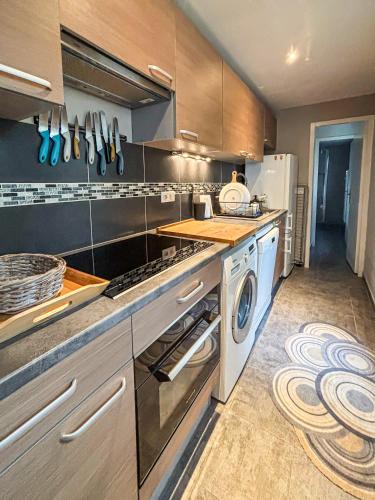 a kitchen with a stove and a refrigerator at Le Voilier in La Rochelle